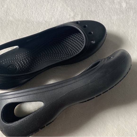Crocs Women's Black Flats Size 7 - Picture 2 of 9